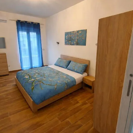 Glam House Gogh